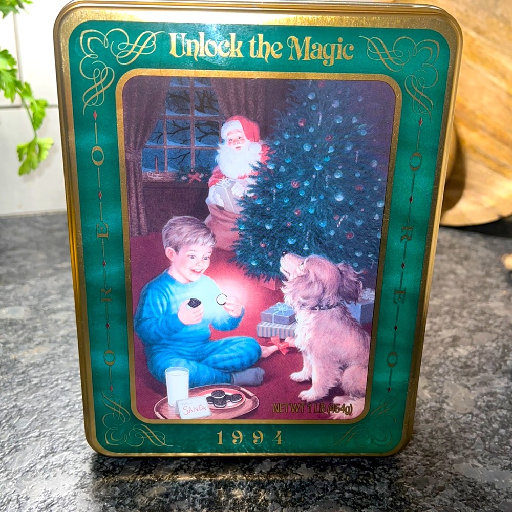 1994 vintage Nabisco Oreo tin. UNLOCK THE MAGIC slogan. In like new condition